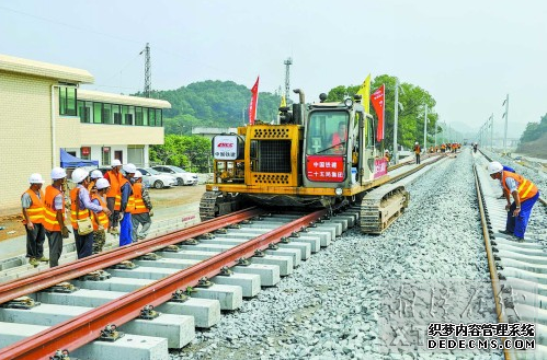 ６月１３日，長株潭城際鐵路圓滿完成全線鋪軌任務，圖為施工現場。（記者 歐陽天 攝）