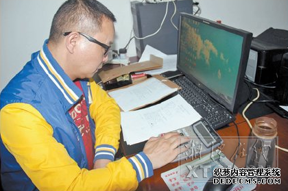 昭山示范區征拆所工作人員胡昆正在仔細核算數據。（左媛媛 攝）